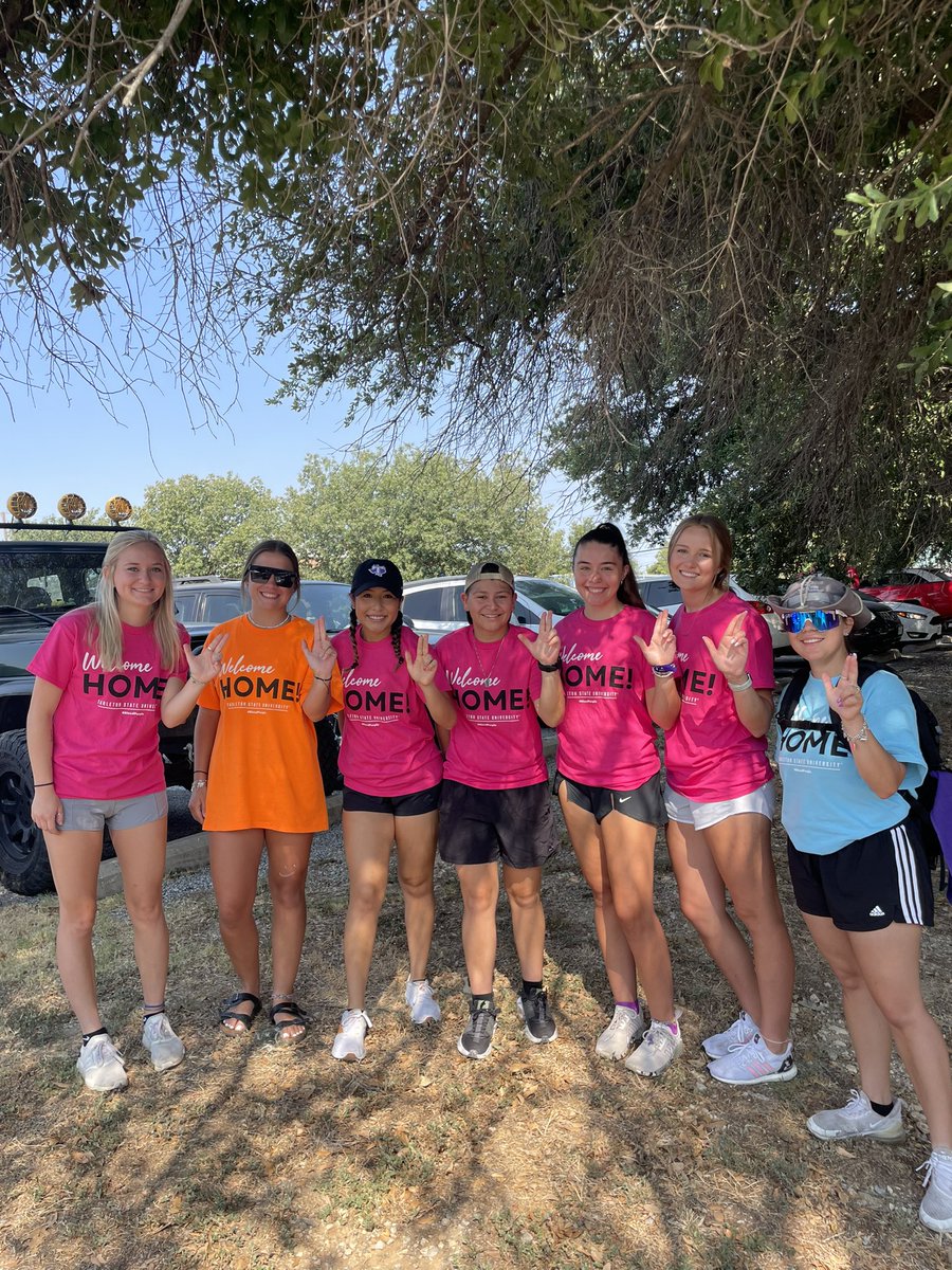 tarleton_wcs's tweet photo. Welcome Home Texans!!! Your lady Texans did an awesome job helping out with move-in as a great way to start the semester! Can’t wait to see everyone back on campus! 💜 #happymovein #movecrew #tarletonwcsoccer #bleedpurple #welcomehometexans https://t.co/1HU1oPDXrv