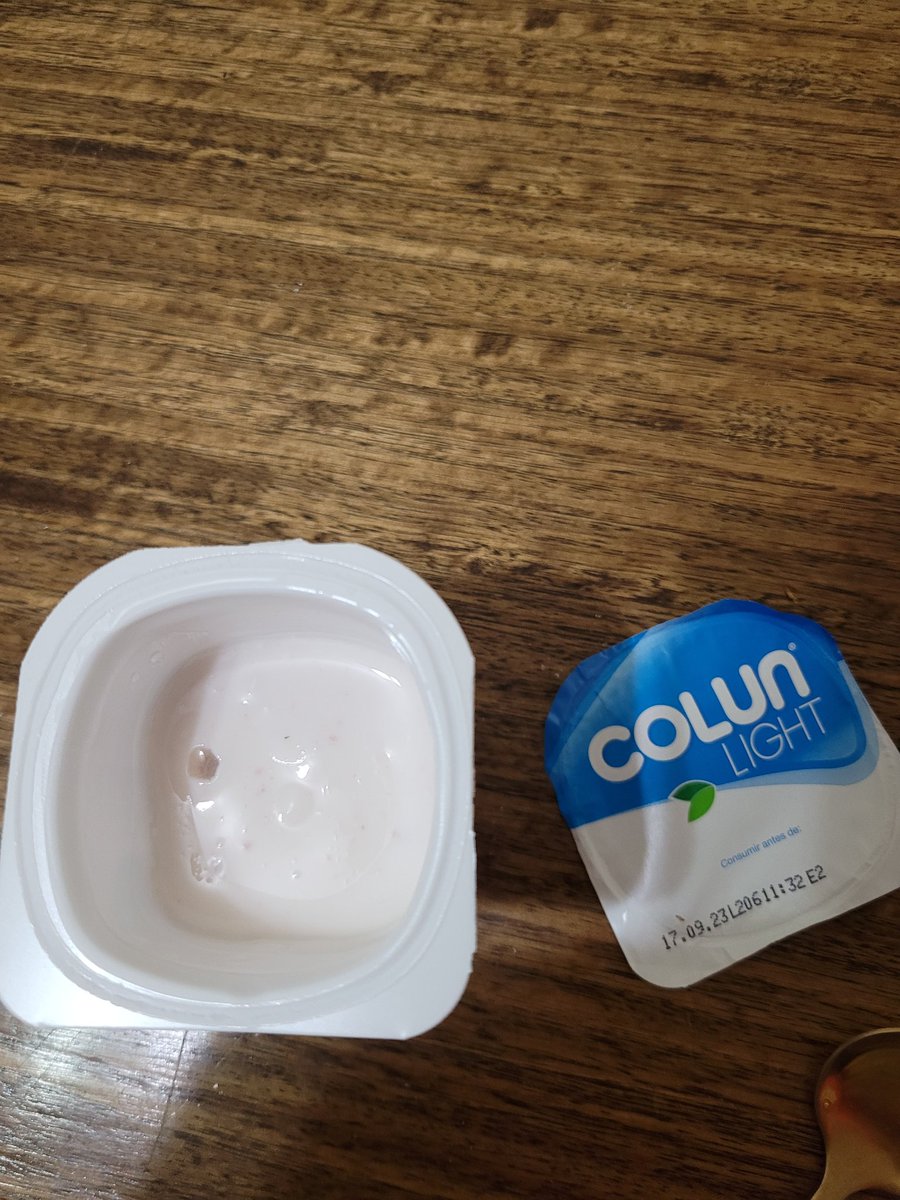 dcneira's tweet photo. Abro el yogurth colun ligth y esta casi la mitad @ColunCl https://t.co/Lg0sxakQby