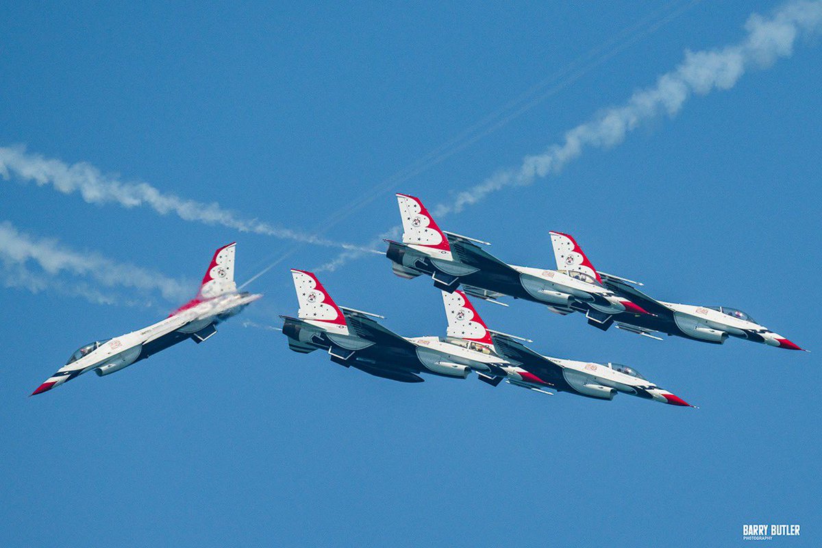 barrybutler9's tweet photo. You Can Go Your Own Way.   Sunday afternoon in Chicago with the Thunderbirds.  #chicago #airshow https://t.co/lijGGBwKPy