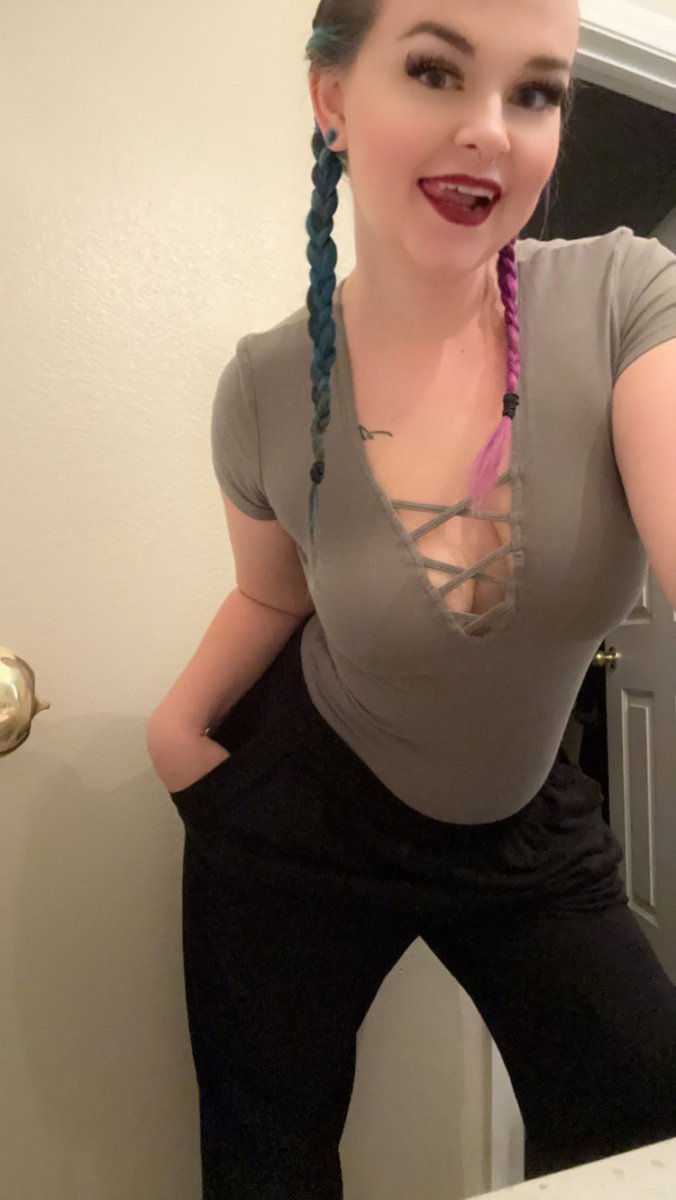 DaisieMaeXO's tweet photo. This is what I like to call business casual 😜Ready to suck some dick up top but comfy and cozy in n my sweats https://t.co/zrcd9WFWsk