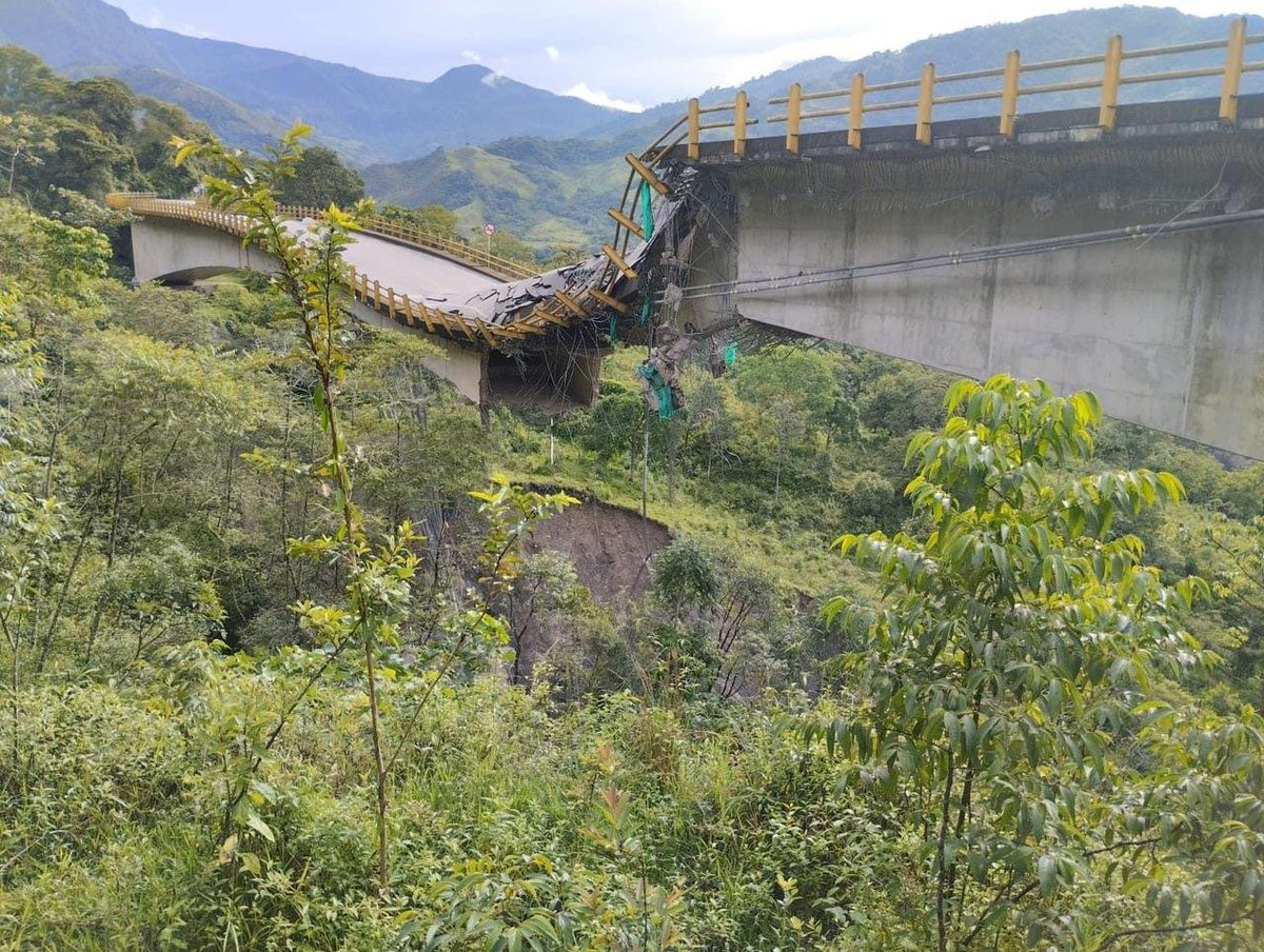 ElizbethCristi7's tweet photo. Hola. Preocupa que en Colombia sigan colapsando puentes y deteriorándose las vías. Esto es el resultado de años de corrupción en los que las constructoras se han dedicado a sobornar para obtener contratos, y luego sacan por derecha lo "invertido" en los sobornos utilizando materiales de menor calidad y haciendo estructuras chimbas que sirven solo para sacar pecho en fotos y luego quedan a su suerte poniendo en riesgo la vida de los colombianos. ¿Para cuándo investigaciones y sanciones para las personas que están detrás de estos casos de corrupción que tanto daño le han hecho al país? 😡😡😡 #SemanaMiente #RCNMiente #CaracolMente #CorrupcionRadical