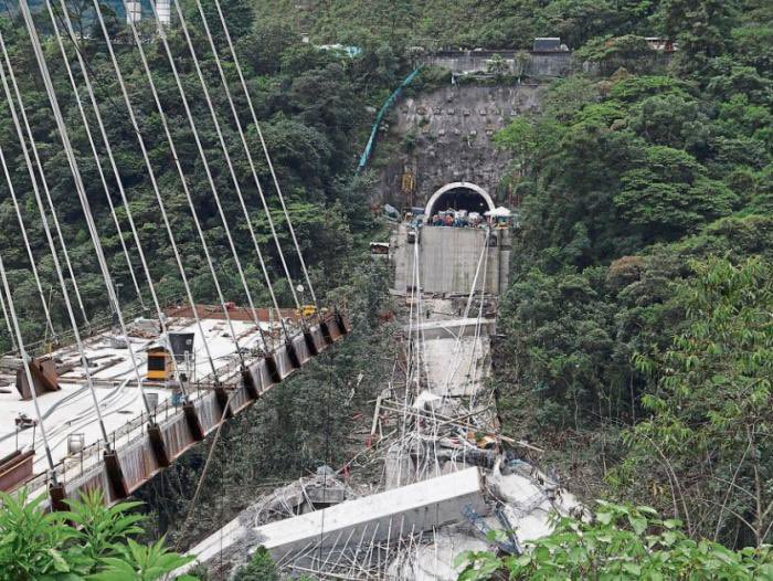 ElizbethCristi7's tweet photo. Hola. Preocupa que en Colombia sigan colapsando puentes y deteriorándose las vías. Esto es el resultado de años de corrupción en los que las constructoras se han dedicado a sobornar para obtener contratos, y luego sacan por derecha lo "invertido" en los sobornos utilizando materiales de menor calidad y haciendo estructuras chimbas que sirven solo para sacar pecho en fotos y luego quedan a su suerte poniendo en riesgo la vida de los colombianos. ¿Para cuándo investigaciones y sanciones para las personas que están detrás de estos casos de corrupción que tanto daño le han hecho al país? 😡😡😡 #SemanaMiente #RCNMiente #CaracolMente #CorrupcionRadical