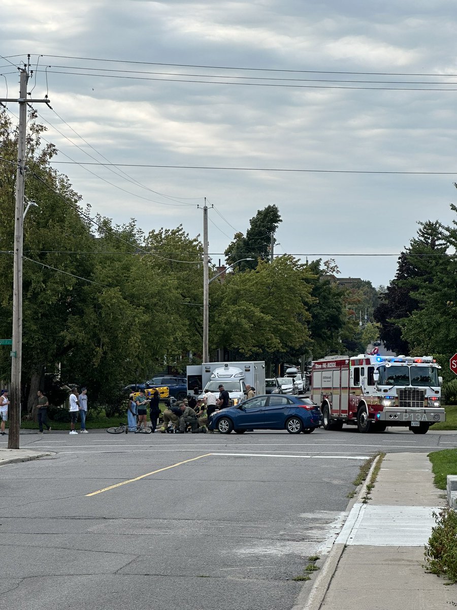 Accident de vélo grave sur Somerset Est - une piste cyclable très dangereuse où voitures et vélo « partagent » la route - quand <a href="/ottawaville/">Ville d'Ottawa</a> va-t-elle agir? <a href="/PlanteSteph613/">Stéphanie Plante 🇨🇦🇨🇭</a> <a href="/_MarkSutcliffe/">Mark Sutcliffe</a>