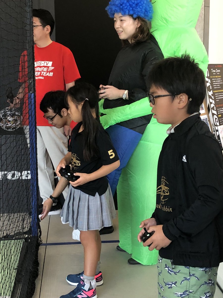 R1cr51hmwP4D5YG's tweet photo. ドローンサッカー大会youth class
(class 20)は参加チームのバラエティがとても豊かです。
テレビ新広島さんは局アナエース
ええやん！大阪さんはパフォーマンスで皆さまを楽しませて！
また、小学校の活躍が目覚ましく！
6歳のかわゆいストライカーも活躍中
ドローンサッカーってほんとバリアフリー https://t.co/XiJNkogobZ