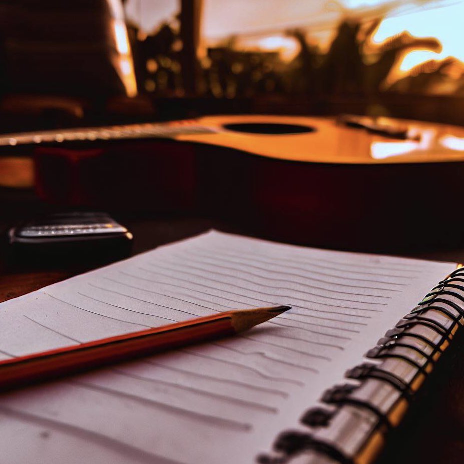 Tener libreta, lápiz, una guitarra y explorar recuerdos que provoquen canciones, es lo que más disfruto del domingo. 
¿Tú qué sueles hacer?
Te leo.