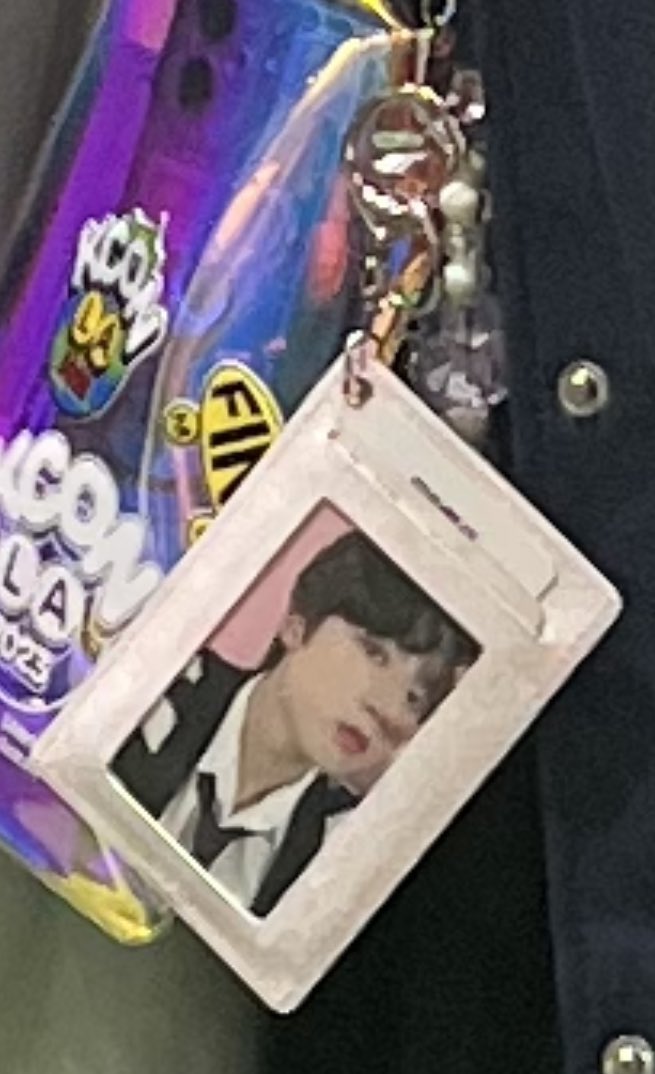xikershq's tweet photo. KCON !! my friend lost her wallet it looks like this and has a geonu pc in it !! we last had it at star square for justb PLS IF ANYONE HAS IT !! #KCON2023 #kconLA2023 #kcon #justb #starsquare https://t.co/QhsQgDdzN3