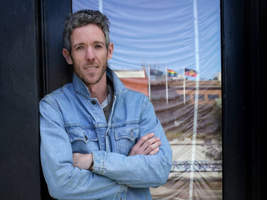 "We [will] get up and wrap our arms around him &amp; say, 'you are one of us, we love you, you are brave, you are braver than anyone in this league’.” The interview with <a href="/BobMurphy02/">Bob Murphy</a> for tonight’s The Silence #4Corners is so moving. <a href="/freodockers/">Fremantle Dockers</a> lucky to have this top class human.