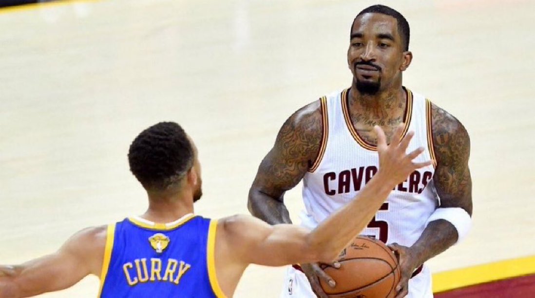 Hoopss's tweet image. When her bio says “don’t dm me”