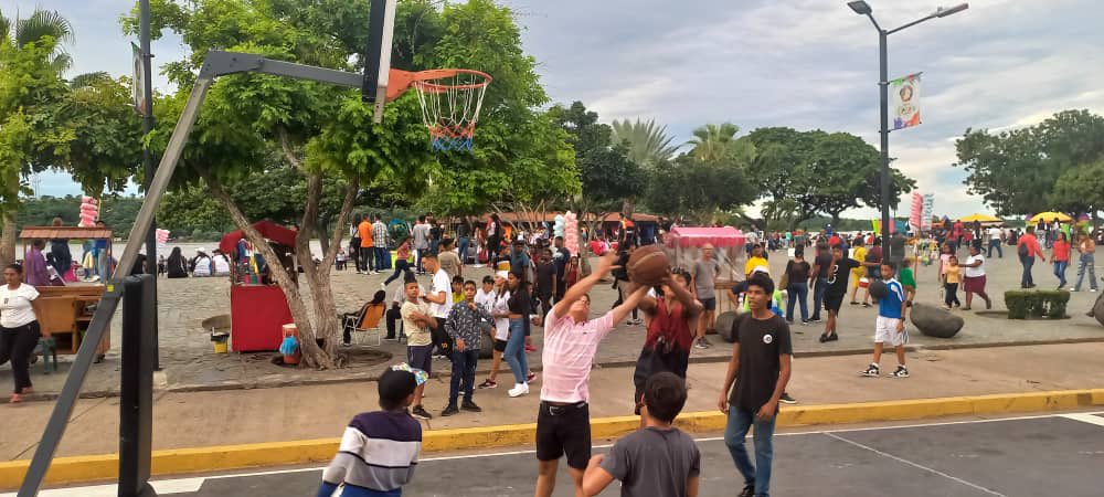 Así son nuestras tardes en la #FeriaDelOrinoco2023 para la sana diversión de los más pequeños y seguimos adelante, trabajando en los espacios llenos de esperanza y alegría #EstaEsNuestraCultura