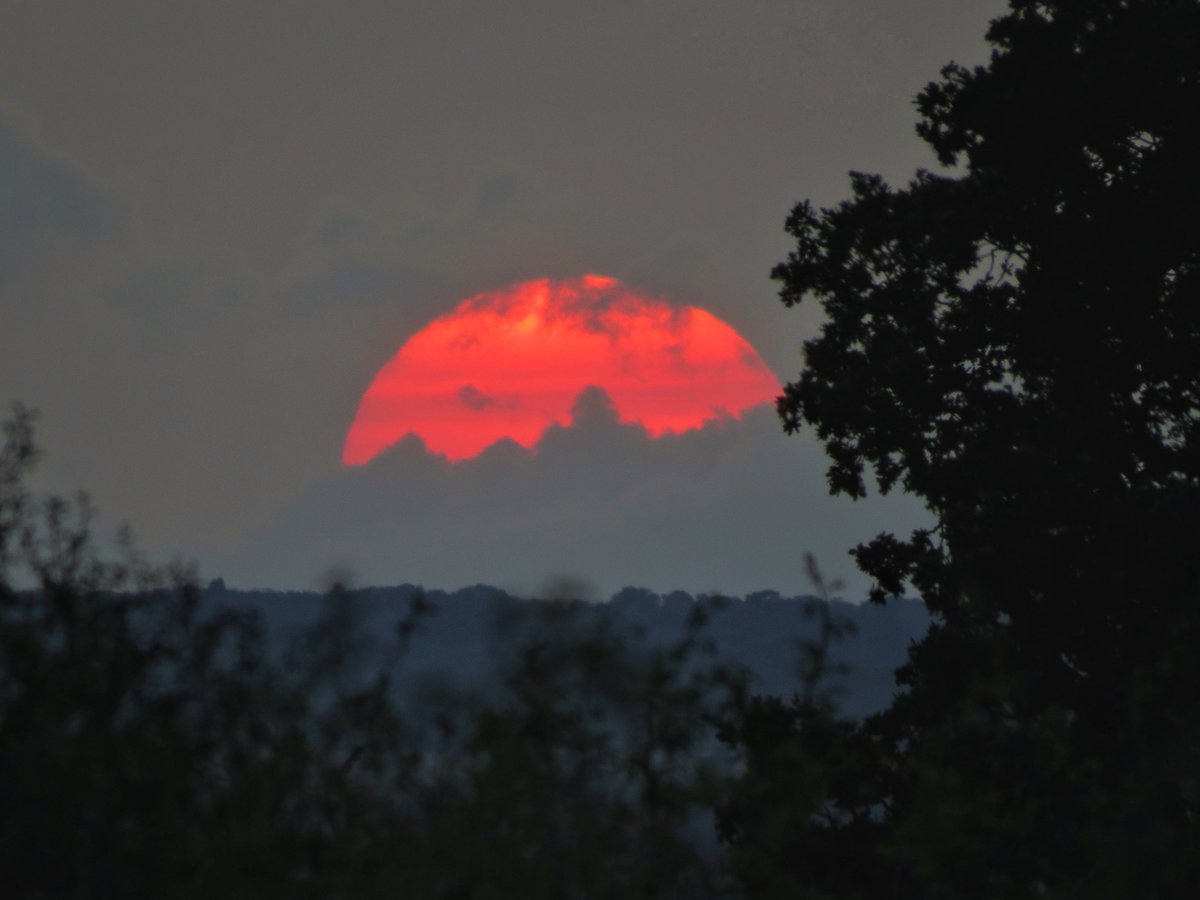 A rather hazy/smoky sun setting tonight through a few bits of cloud passing by! A nice sight and you can see all of the haze on the horizon in the 1st photo. Taken in Nether Whitacre Warwickshire @StormHour @ThePhotoHour @metoffice #Loveukweather