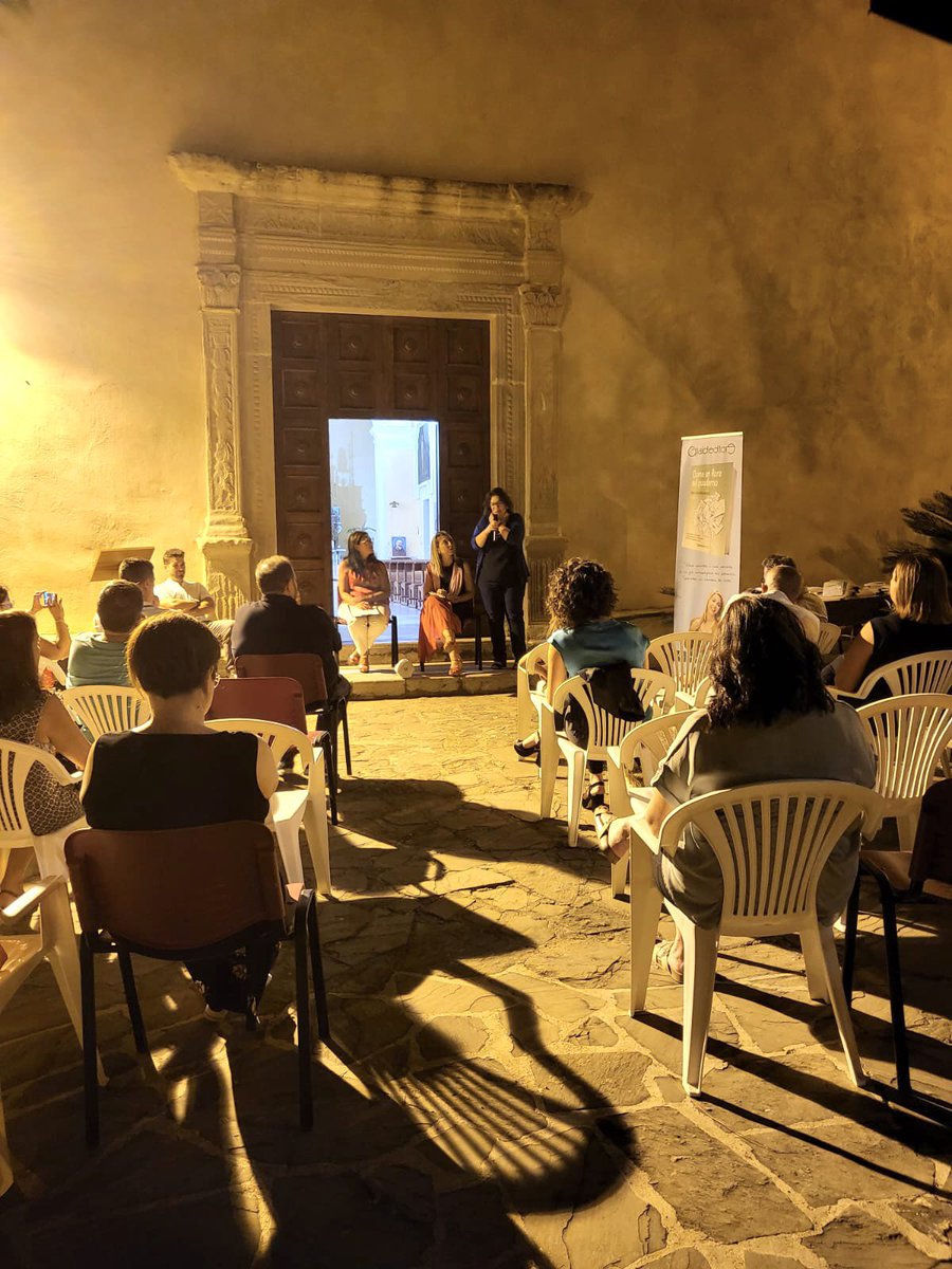 IsaGrassano's tweet photo. Un incontro che è sembrato sospeso nel tempo, in un silenzio quasi religioso…
E del resto eravamo sul sagrato della chiesa di Santa Maria Maggiore, nella #Rabatana di #Tursi (Mt)
Ogni presentazione di #Comeunfioresulquaderno” (#Giraldi) diventa “una storia”🤩
📚
#basilicata https://t.co/ibje8Ldeee