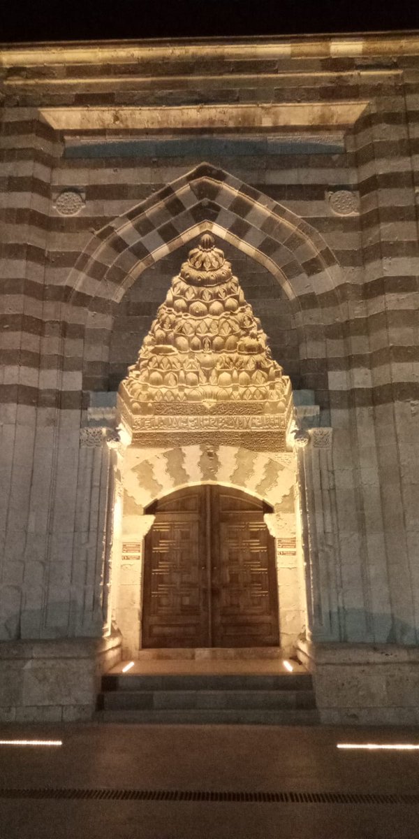 Biz Selçuklununda Osmanlınında Torunuyuz Ne Mutlu Müslümanım Diyene
#Kırşehir Cacabey Medresesi 🌹