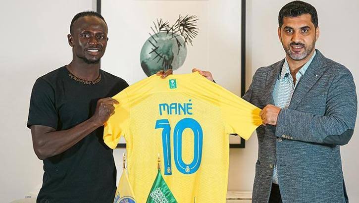 malikejder's tweet photo. Liverpool’dayken cami tuvaletlerini temizleyen, Bayern Münih’ten yıllık 40 milyon € maaşla Suudi Arabistan ekibi Al-Nassr’a transfer olan Senegalli futboldu Sadio Mane: 

“Açlığa direndim, tarlalarda çalıştım, savaşlardan sağ çıktım, çıplak ayak futbol oynadım, eğitim almadım ve daha birçok şey ama bugün futboldan kazandıklarımla halkıma yardım edebiliyorum."

"Okullar, hastaneler inşa ettim, aşırı yoksulluk içinde yaşayan insanlara kıyafet, ayakkabı, yiyecek dağıtıyoruz. Ayrıca Senegal'in çok fakir bir bölgesindeki tüm insanlara ayda 70 avro veriyorum." 

Süslü arabaları, lüks villaları, seyahat etmeyi bırakın, uçaklara gösteriş yapmaya ihtiyacım yok. İnsanlarımın hayatın bana verdiği şeylerden biraz almasını tercih ederim."