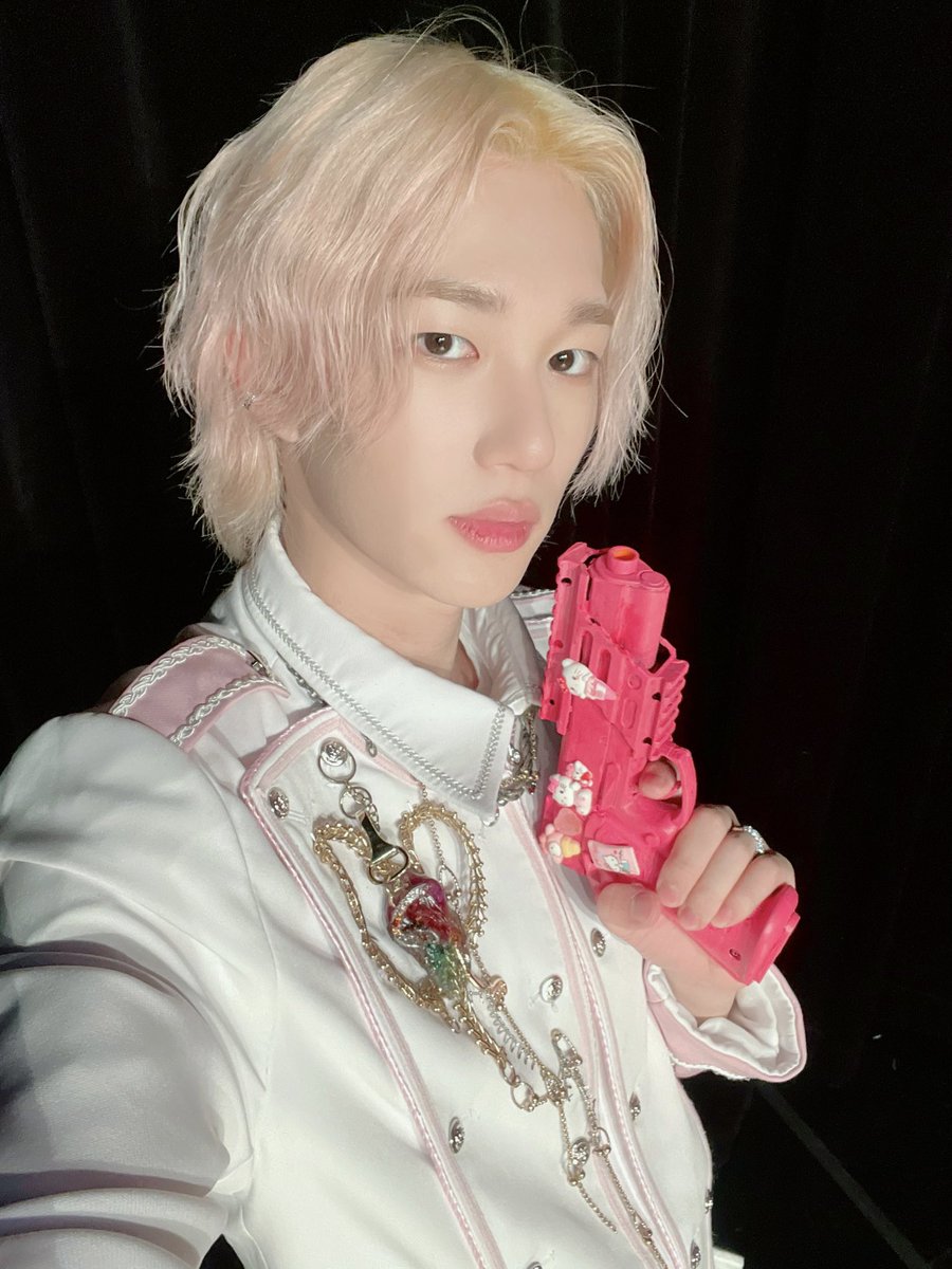 realmingki's tweet photo. NOO HIS GUN ISNT PINK ANYMOREEEEEE WE LOST HIM 😭😭 https://t.co/aahIl0Khwv