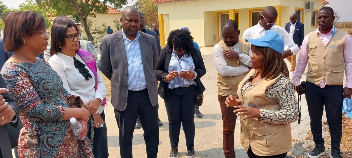 FAOAngola's tweet photo. A Ministra Ambiente #MINAMB Ana Paula de Carvalho e a Secretária Estado Cultura visitaram no Huambo dois projectos que estão a ser implementados em parceria @FAOAngola: o reabilitação do Centro Agroecológico da Chipipa #CAE e a represa na Escola de Campo da Ngunga-Chipipa #ZAEC. https://t.co/NB771imQTA