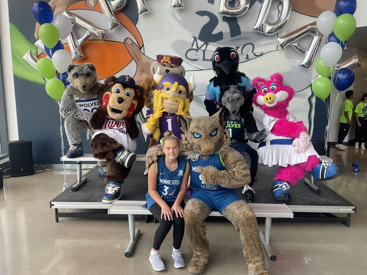 #lynxpix   Turned 12 and celebrating birthday with Prawl and friends!!  
Seat 111 M5