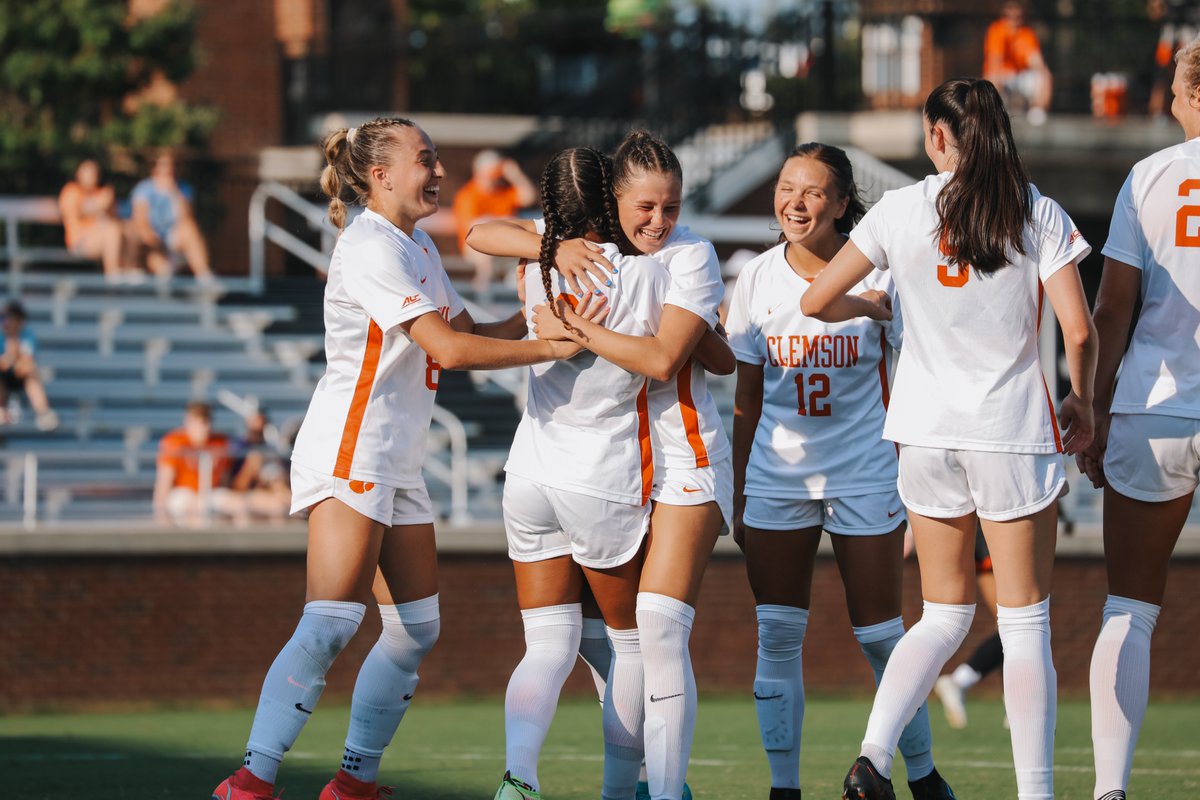 NCAASoccer's tweet photo. 🥺🥺

#NCAASoccer x 📸 @clemsonwsoccer 
https://t.co/W0EBEpHhDA