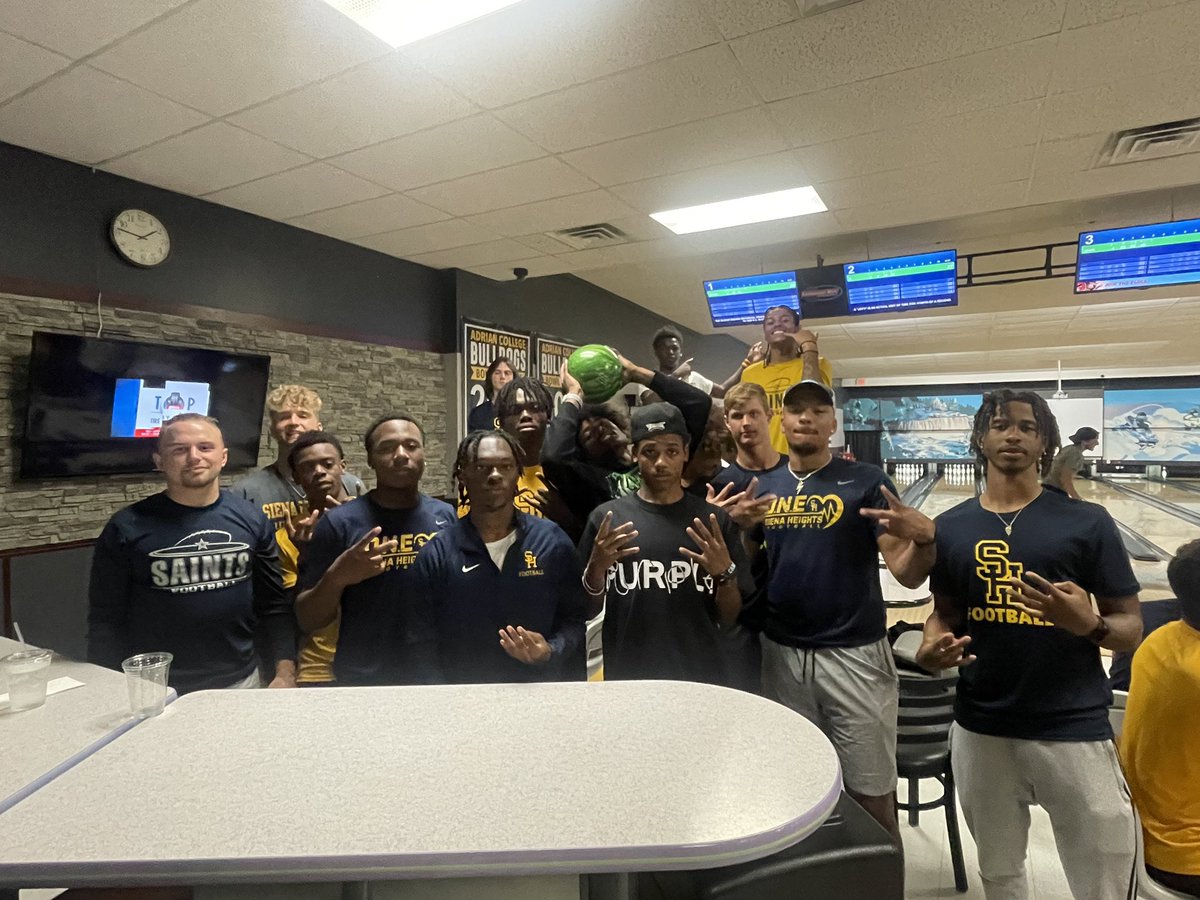 SienaHeightsFB's tweet photo. Break from the field but keeping the competition going…. 

Thank you to Lenawee Rec for having us out for a few fun hours of bowling 🎳 

#ONE💛💙 #JoinTheHunt https://t.co/bvZKXMQR5C