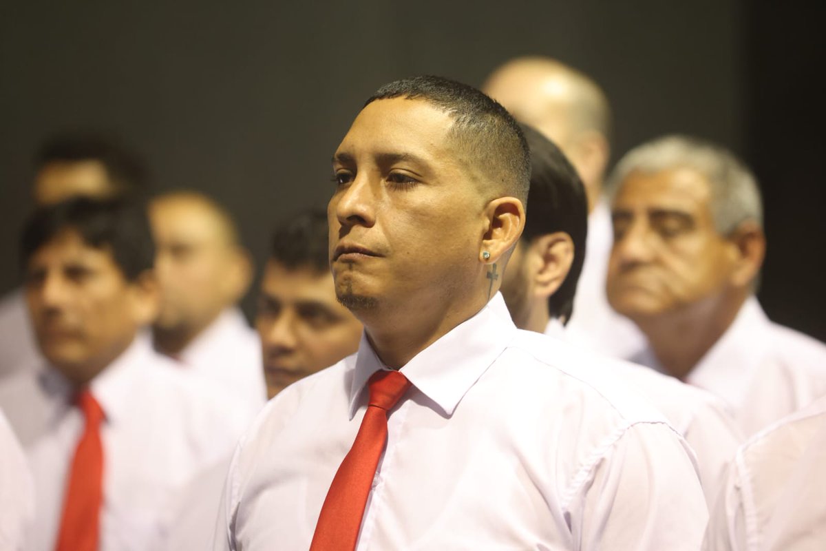 MinjusDH_Peru's tweet photo. "Cuando intervenimos con el arte y la música permitimos que las y los internos se resocialicen para que no vuelvan a un establecimiento penitenciario", indicó el ministro sobre los integrantes del Programa #Orquestando del @INPEgob. https://t.co/sZKdawtGve