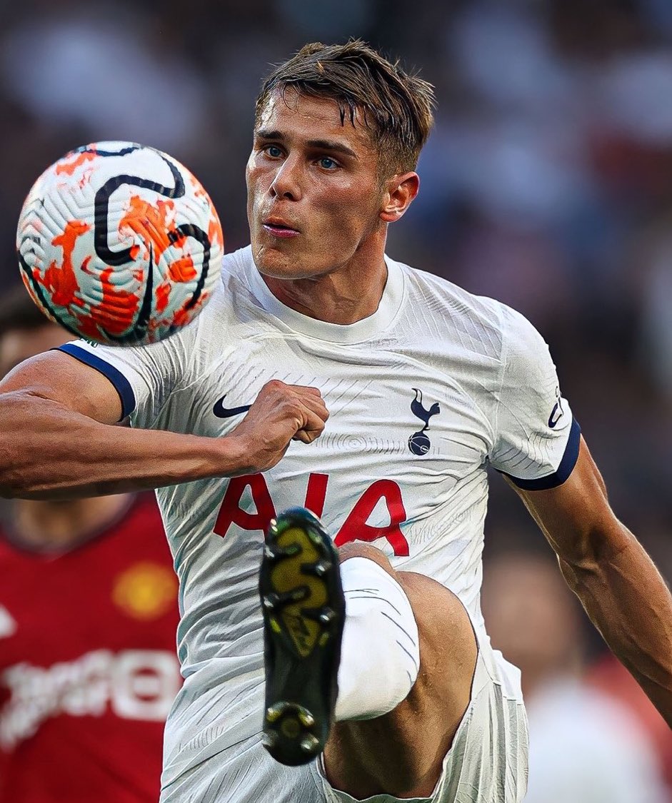 🎙️Micky Van de Ven:

"I love this style of football to be honest, I love to play with the ball because the trainer gives us the trust to play with the ball.

It’s not that when we have the ball the trainer is screaming to play it long every time, you can hear him saying ‘keep