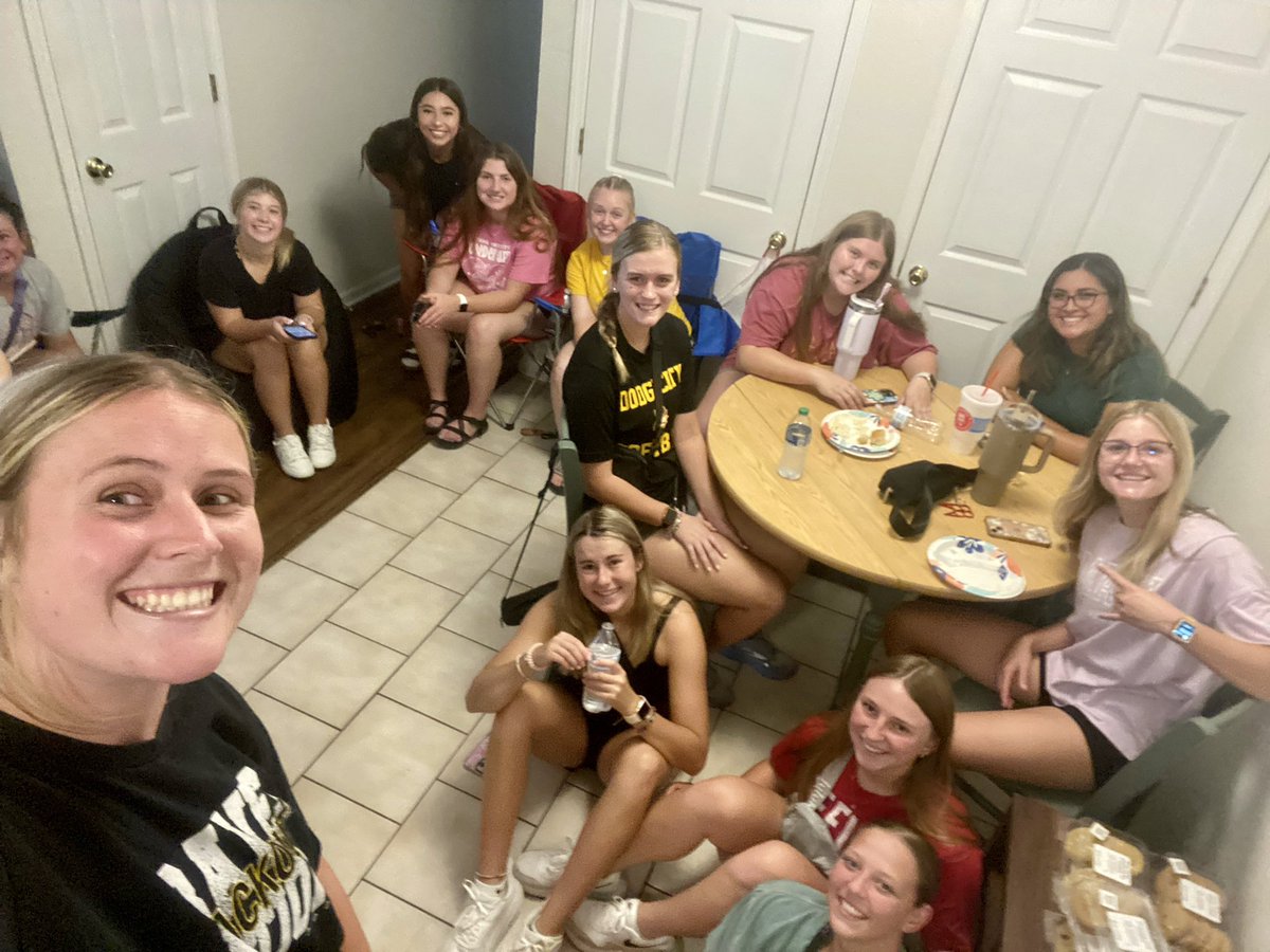 OttawaBravesSB's tweet photo. First Team Dinner of the Year!

#OUrdynasty x #ChampionshipMindset https://t.co/jlwKAeVbay