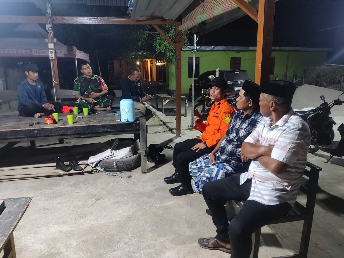 BSN_MAKASSAR's tweet photo. 4 pemancing terombang-ambing d perairan Pinrang, teamSAR menuju ke lokasi.. 💪🏼😎 https://t.co/P9F5shtBgF