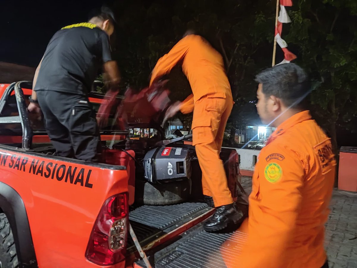BSN_MAKASSAR's tweet photo. 4 pemancing terombang-ambing d perairan Pinrang, teamSAR menuju ke lokasi.. 💪🏼😎 https://t.co/P9F5shtBgF