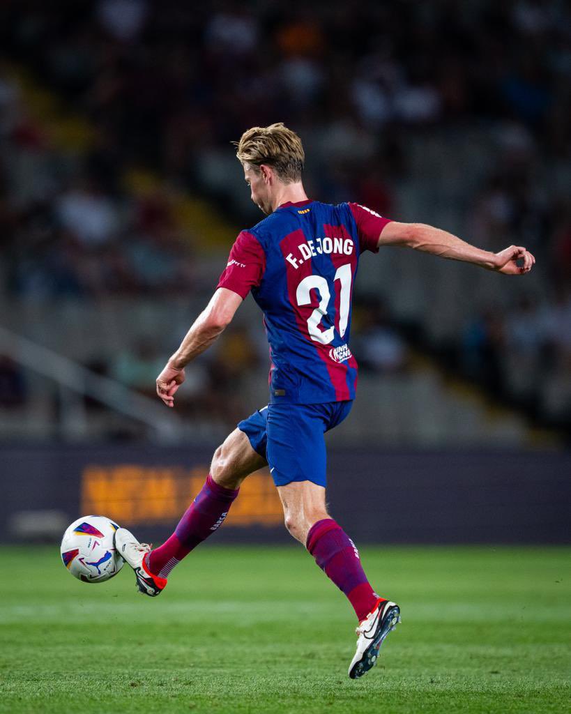 🇳🇱 Frenkie De Jong se esta convirtiendo en todo lo que imaginamos que seria cuando llego al Barça.

- Un lider en el mediocampo.
- Uno de los capitanes del equipo.
- Una estrella mundial.
- Un jugador que podria estar en el podio del Balón De Oro.