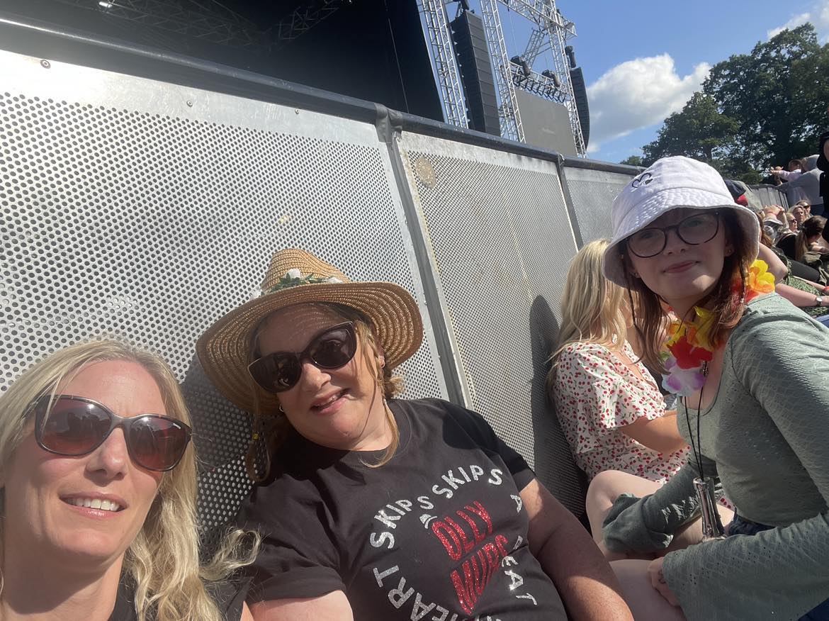 Bec, Connie &amp; Tracy Barrier babes x <a href="/TracyBennett17/">Tracy Bennett 🦋☂️</a>  <a href="/ollymurs/">Olly Murs</a> <a href="/TrenthamLive/">Trentham Live</a> It's a hot wait but worth it xx