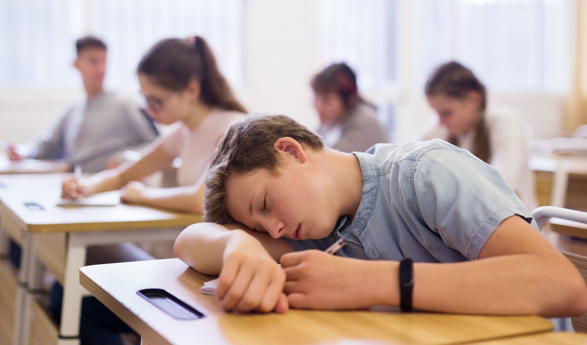 UniversitySA's tweet photo. Strict tech rules at boarding school a bonus for teens’ #sleep 😴 (but they're still just as grumpy) new @UniversitySA reveals. @ReardonASleep and @AlexAgostini3 found boarders get 40 mins more shuteye each night than their day peers, @BPSjournals reports. https://t.co/csfGlVjf4G https://t.co/sz9bpVN9A2