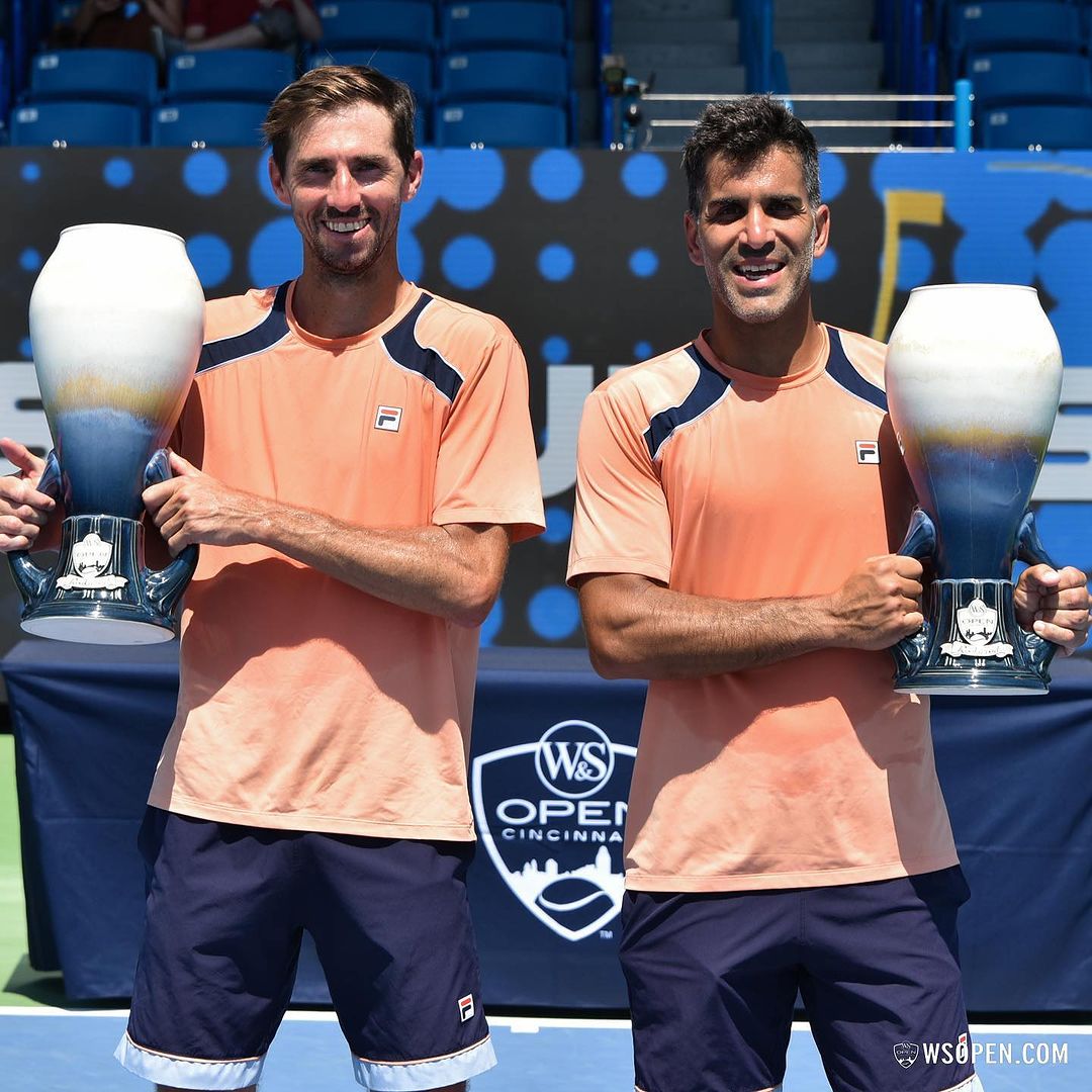 Not_Esportivas's tweet photo. Parabéns aos duplistas campeões, os argentinos Maximo Gonzalez e o seu compatriota @andymolto que conquistaram o @atptour de @CincyTennis, conquistando o primeiro titulo de Masters, o quinto no ano e o sexto título juntos
#ATP #ATP1000 #MaximoGonzalez #AndresMolteni #CincyTennis https://t.co/iFDvqFyV05