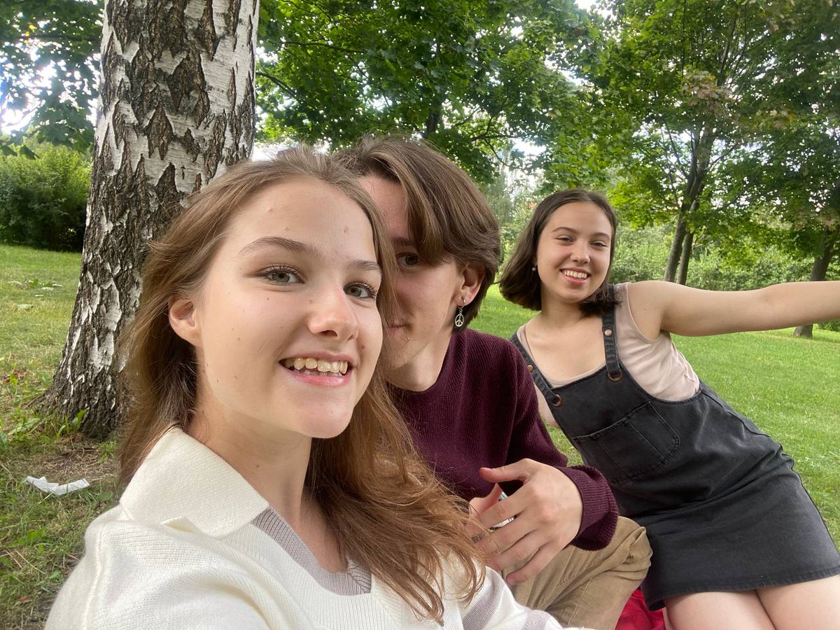 This is hilarious fr, she's my friend, we literally were on a picnic with her and her bf 2 days ago.