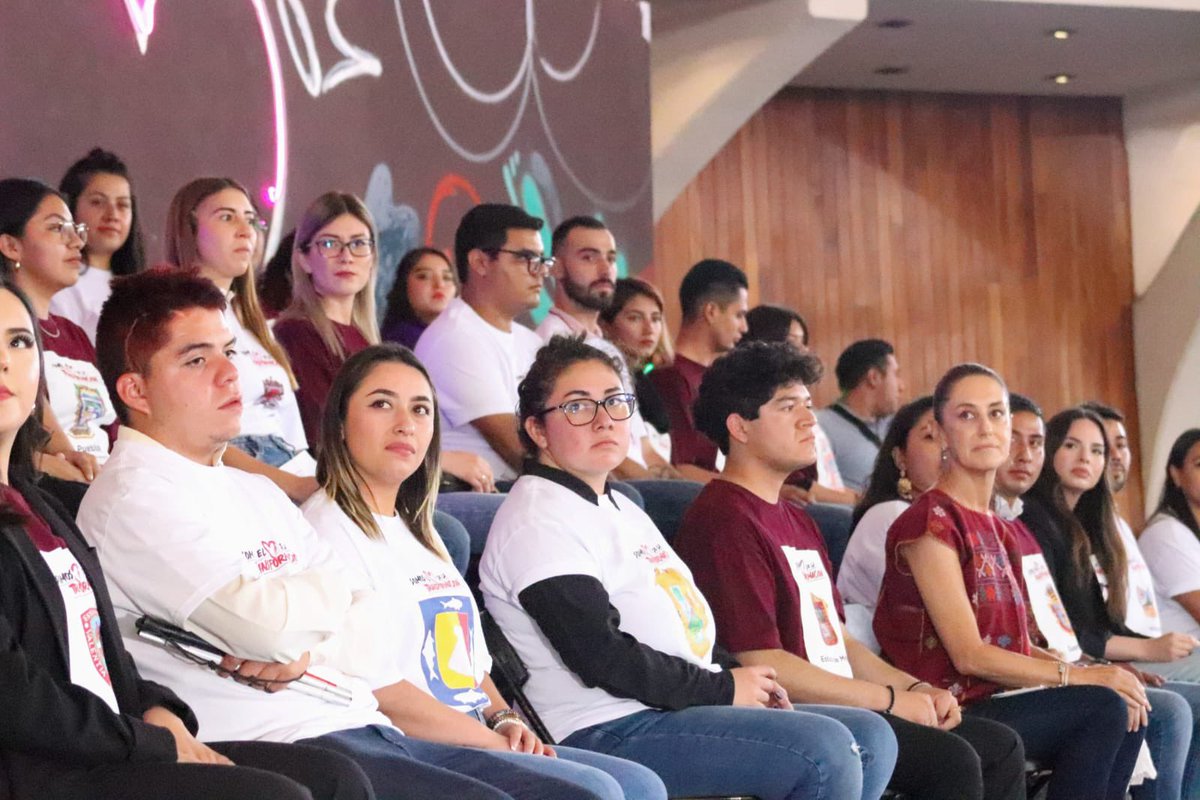 El futuro que deseamos construir se teje con nuestras manos y corazones, acudimos a un encuentro con <a href="/Claudiashein/">Claudia Sheinbaum Pardo</a> Ella comparte nuestra convicción de que el apoyo alas juventudes es esencial para hacer realidad el cambio que nuestro País y Estado merecen #LaMas #JuventudEsMorena