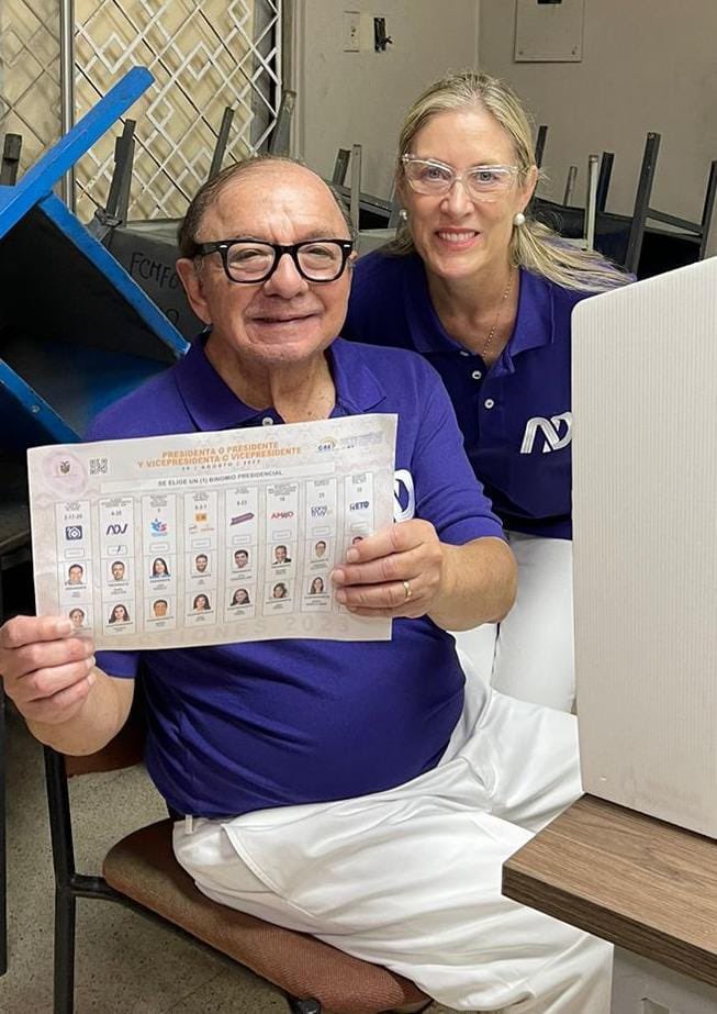 Alvaro Noboa ejerciendo su derecho al voto

#ELECCIONES2023EC #EleccionesGT2023