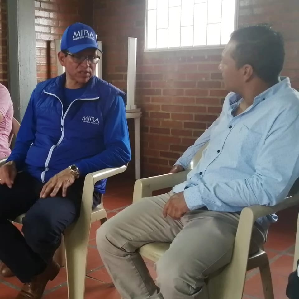 EmirLopez82's tweet photo. Las juntas de acción comunal son instancias importantes de participación, es por ello que hoy compartimos con algunos dignatarios del sector de Bosa la libertad II sector dando a conocer la candidatura de @SamirBedoya 
2️⃣✌🏼cómo futuro concejal de la ciudad. @PartidoMIRA https://t.co/Jg0U9XNqTz