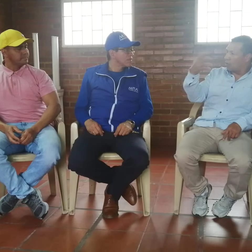 EmirLopez82's tweet photo. Las juntas de acción comunal son instancias importantes de participación, es por ello que hoy compartimos con algunos dignatarios del sector de Bosa la libertad II sector dando a conocer la candidatura de @SamirBedoya 
2️⃣✌🏼cómo futuro concejal de la ciudad. @PartidoMIRA https://t.co/Jg0U9XNqTz