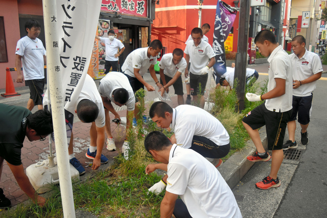 livedoornews's tweet photo. 【帰途へ】おかやま山陽の選手が大阪で"恩返し"、宿舎周辺でゴミ拾い
https://t.co/Aq9RhmsE3y

同校の堤監督は選手たちに向け「甲子園ベスト8だろうがなんだろうが、ゴミが落ちてたら拾う人の方がえらい」と語った。チームが18泊したホテルの支配人は「来年はもっと長くいてください」と激励。 https://t.co/MqkeeaB0Ez