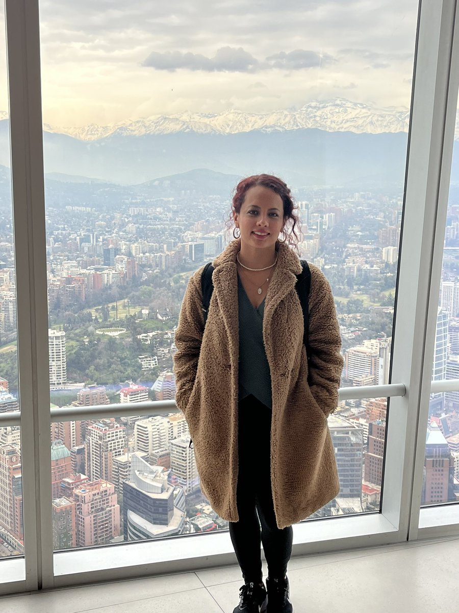 CastilloScarlet's tweet photo. Encantada de conocer Santiago🇨🇱 #LaVidaesAhora https://t.co/EvdX2pMH36