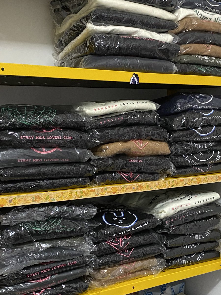 20h de um domingo organizando o estoque dos moletons para uma coisinha em breve ☁️🤍