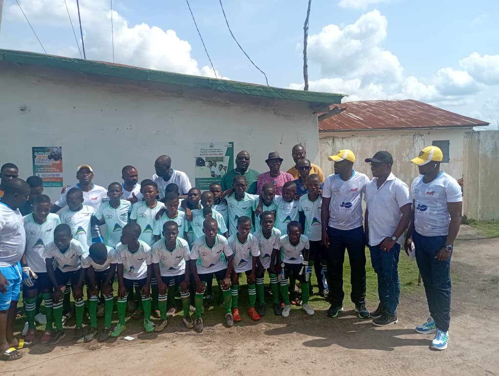 OGOU 3 scelle avec l'Association Rêve Sport Afrique (ARSA) pour promouvoir le sport roi dans l'Ogou 3. ARSA par l'entremise de son Coordonnateur a remis des équipements sportifs au Leader réaliste et Maire THADDEE Kossivi Dedete pour le compte des U17 et U12 de l'Ogou 3.