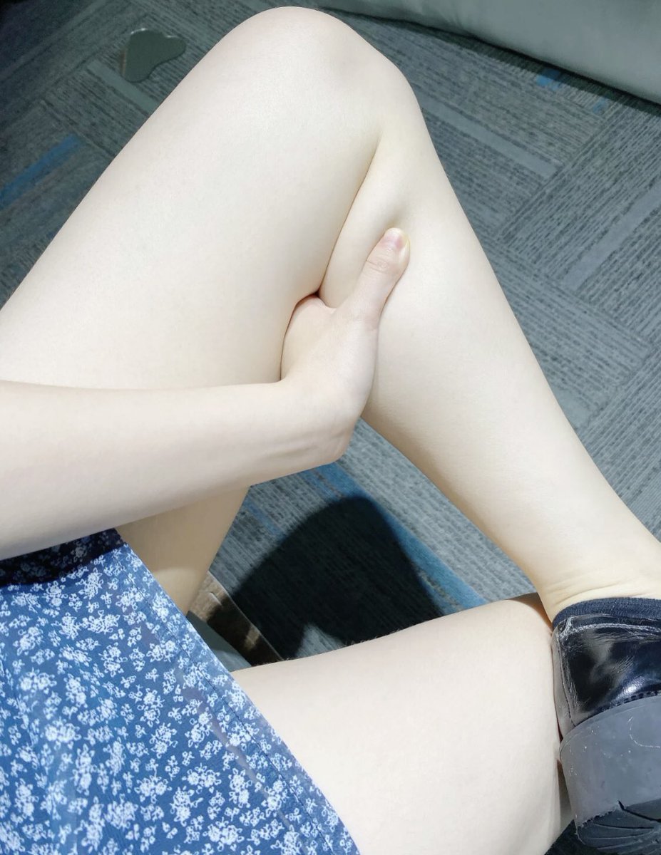NancyFrence's tweet photo. 突然发现自己的腿好白，不对不对，是又嫩又白🤣 https://t.co/Yvvkbq2VHm