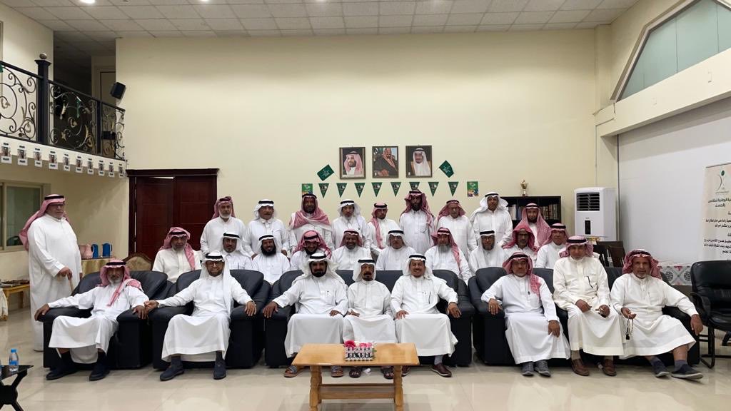 NRAHAS's tweet photo. اخلاق العمل التطوعي كان عنوان محاضرة هذه الليلة الأحد 2023/08/20 م التي استضافتها جمعية المتقاعدين بالاحساء ألقاها سعادة الدكتور صالح التركي بمقر الجمعية حيث ألقى الضوء على أهمية العمل التطوعي وأهدافه وفوائده للفرد والمجتمع كذلك حقوق وواجبات المتطوع . حضرها عدد من منسوبي الجمعية https://t.co/aSD0YSmhGO