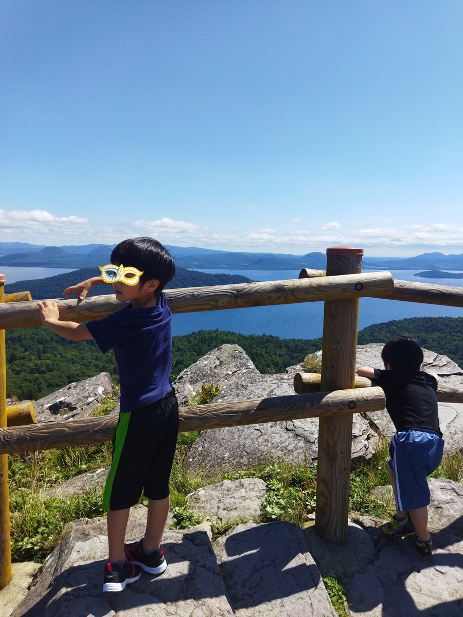 PENGUINTRAIL's tweet photo. 美幌デュアスロン参加してきました

写真は「前日」の美幌峠

例年通り灼熱のレースになるかと思いきや、当日はまさかの雨🌧

ランもバイクも速くは無いが、遅くもないという微妙な低め安定さでカテゴリ入賞出来ました(笑)

雨の中、誘導等してくれたボランティアの方ありがとうございました

また来年 https://t.co/eELk62EgBJ