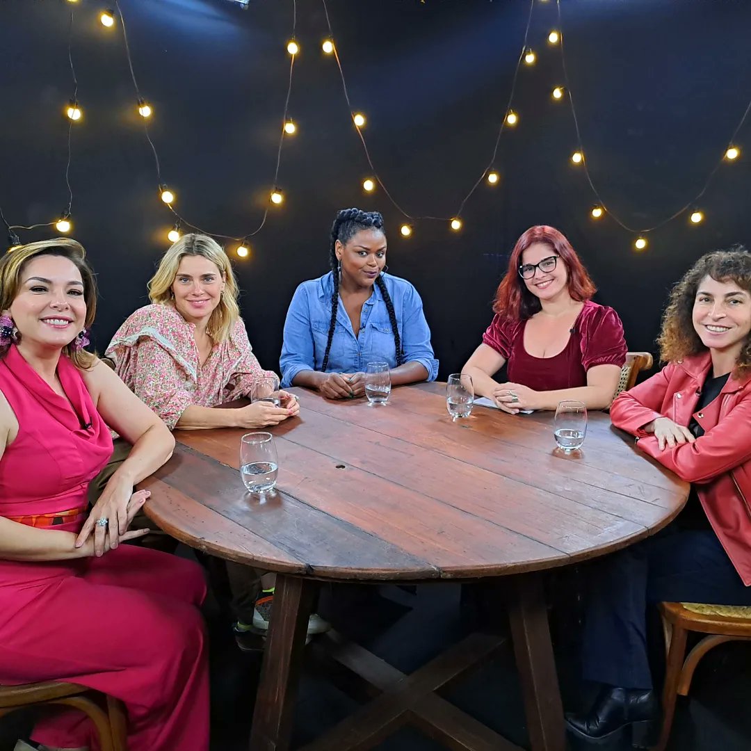 Gabiduarte_14's tweet photo. Com atraso, porque fiz a proeza de perder minha conta aqui. Mas só para registrar que amei receber essas mulheres maravilhosas no videocast do Papo de Novela. E um abraço especial a @RegianeAlves , que de cara me recebeu com um abraço apertado, que com certeza me deu muita sorte. https://t.co/Jsc16bomEV