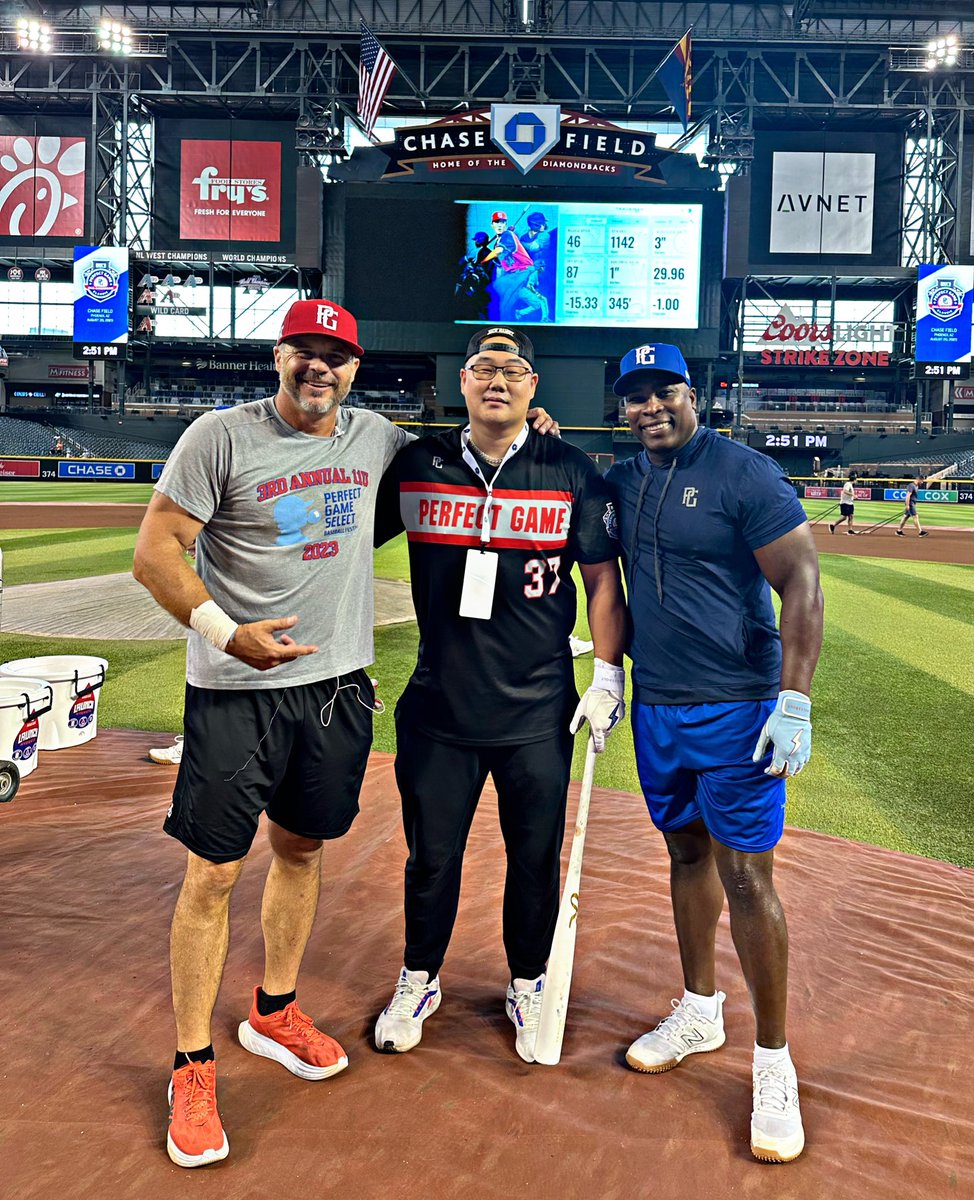 KingofJUCO's tweet photo. Got to hit tanks with Ryan Klesko &amp; Alfonso Soriano today.

Needless to say, I am living the dream.

Big thanks to @PerfectGameUSA for having me out. https://t.co/qPJVFx2VId