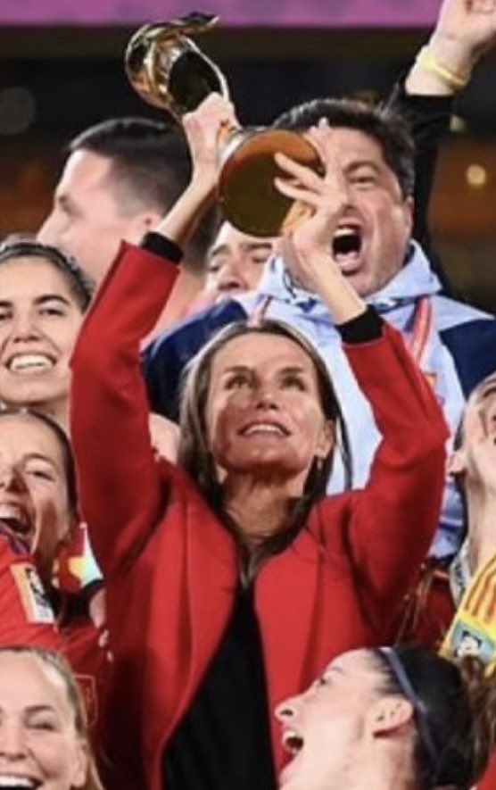 willynotas23's tweet photo. A esta señora ni se la ha votado, ni ha asistido a la competición que lleva su nombre ni ha jugado con la enorme #SeleccionFemenina .
Pero ahí la tienes agarrando el trofeo como si lo hubiera sudado https://t.co/5epknAg57t