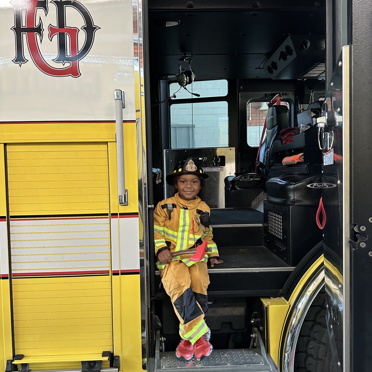 goodyearfire's tweet image. This young man knows exactly what he wants to do when he grows up!  The crew of E188 had amazing time showing him around the trucks and the station.  
Thanks for the visit, see you in about 20 years.

#goodyearfire #futurefirefighter