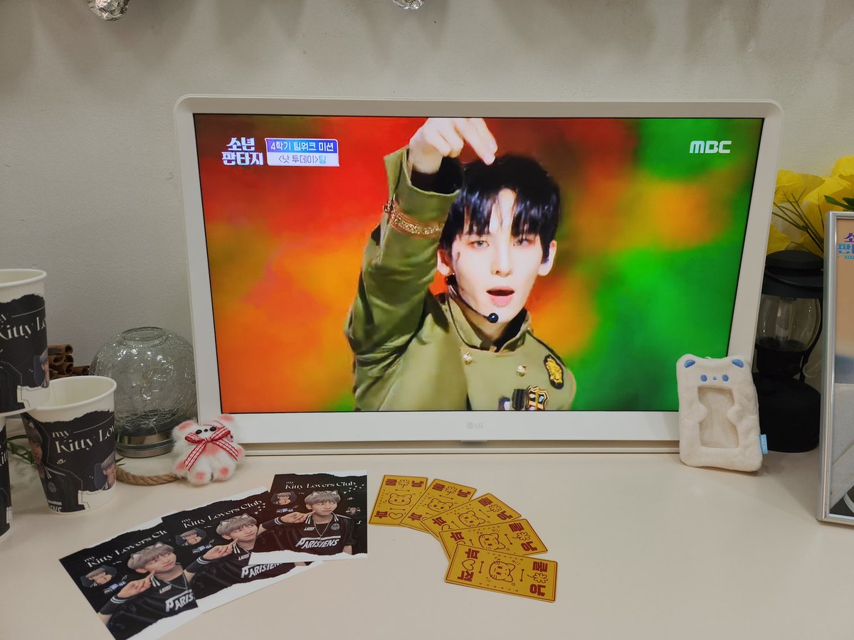 Navy_Meer's tweet photo. 승현이의 상반기를 한눈에 볼 수 있었던 벽면과
무대모음집이 있어서 추억할 수 있었어요🩷
선착특전 키링 최애무대 착장이라 쥬금😍
그리고 음료가 친절하고 방문객이 맛있네용😋
카페 준비하시느라 고생하셨습니다🫶🏻

승현이 화이팅💖💖
 #Chreeing_for_SH #남승현 https://t.co/SqU5hkOleg