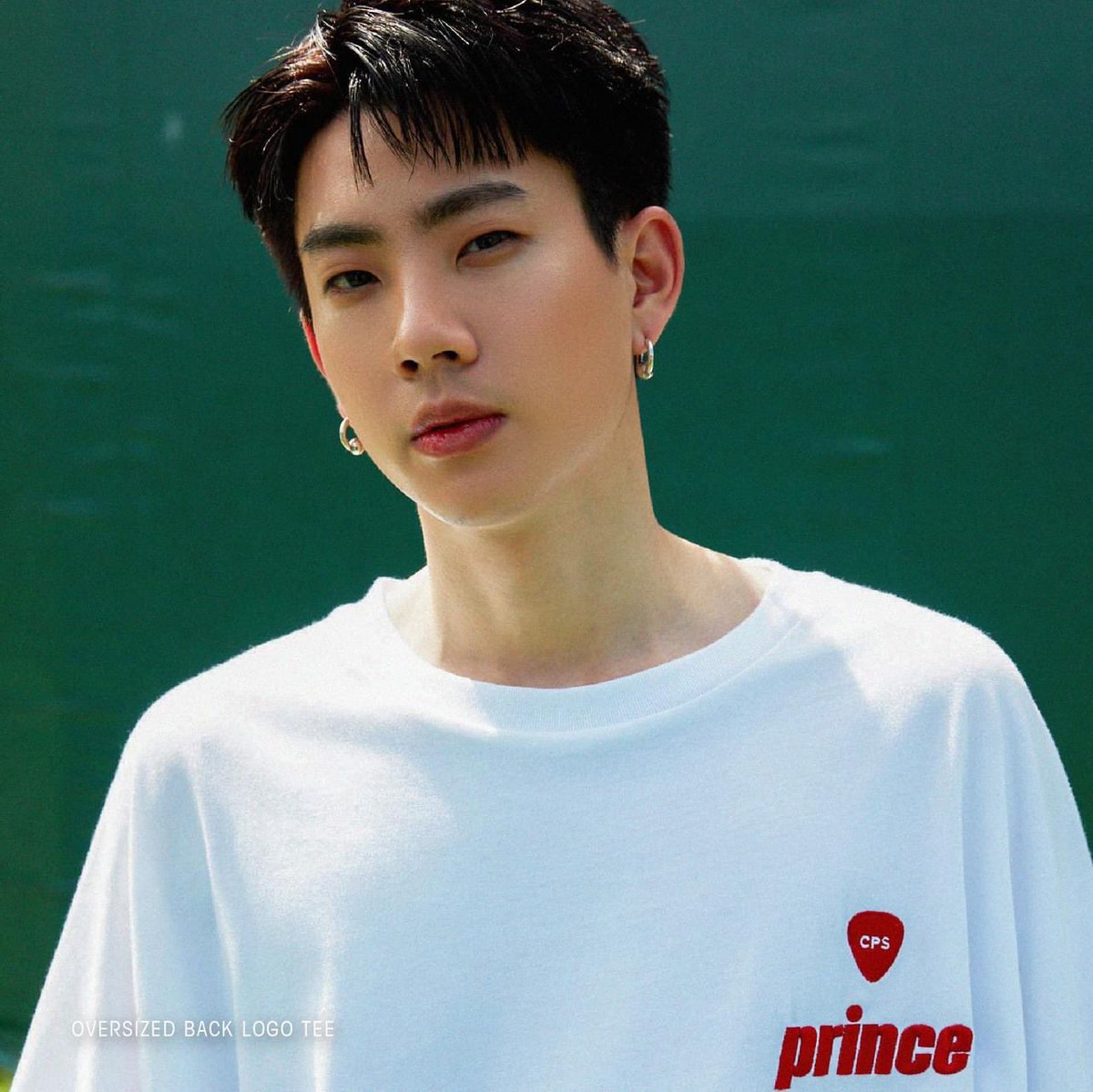 offgun_family's tweet photo. #ออฟจุมพล #OffJumpol 

Tennis Time | @off_tumcial นำเสนอลุค Athletic Loungewear กับไอเทมโอเวอร์ไซส์ทีเชิ้ตพิมพ์โลโก้บริเวณอก เข้ากันได้ดีกับ Basket Ball Pants ดีเทลแต่งเทปบริเวณขอบ มอบลุคเรทโทรเทนนิสที่ทวิสความเท่ มีสไตล์แบบ #PRINCExCPSCHAPS 

🛒 : ที่ CPS CHAPS ทุกสาขา
และ https://t.co/kWREjoiGGA
