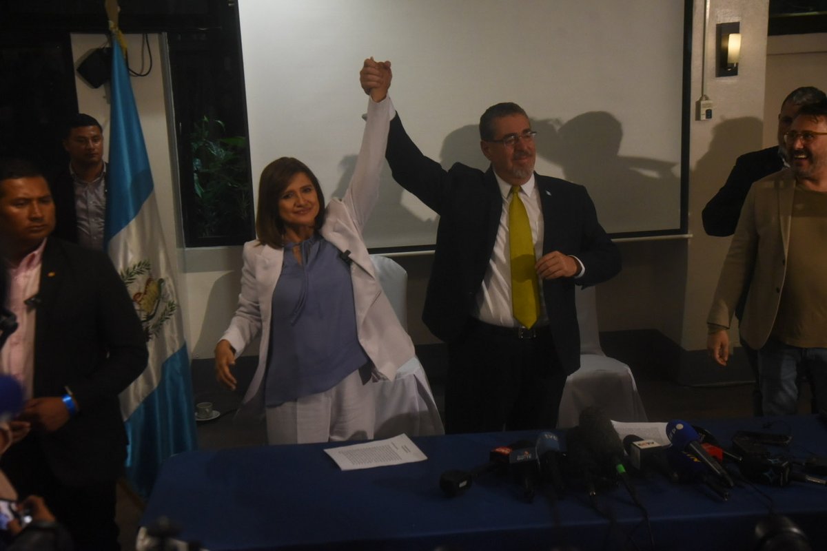 Bernardo Arévalo, presidente electo por el movimiento político Semilla, luego de su conferencia de prensa se despide junto a su vicepresidenta electa Karin Herrera.

@EmisorasUnidas
@PublinewsGT🇬🇹🇬🇹🇬🇹
#EUElecciones2023 #Eleccionesgt #Elecciones2023 #EleccionesGT2023